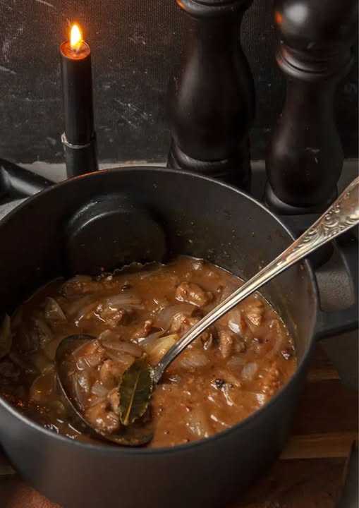 Traditionele Nederlandse Hachee met Ontbijtkoek