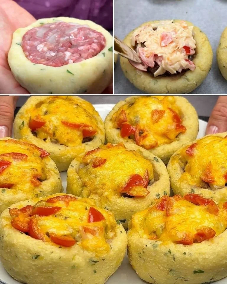 Aardappelcups gevuld met gehakt en gesmolten kaas op een bord