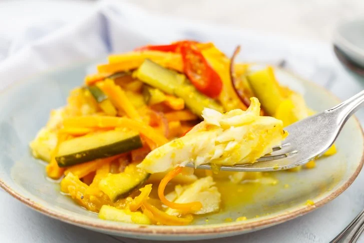 Atjar Gele Vis, een gevuld gerecht met gezonde ingrediënten en specerijen.