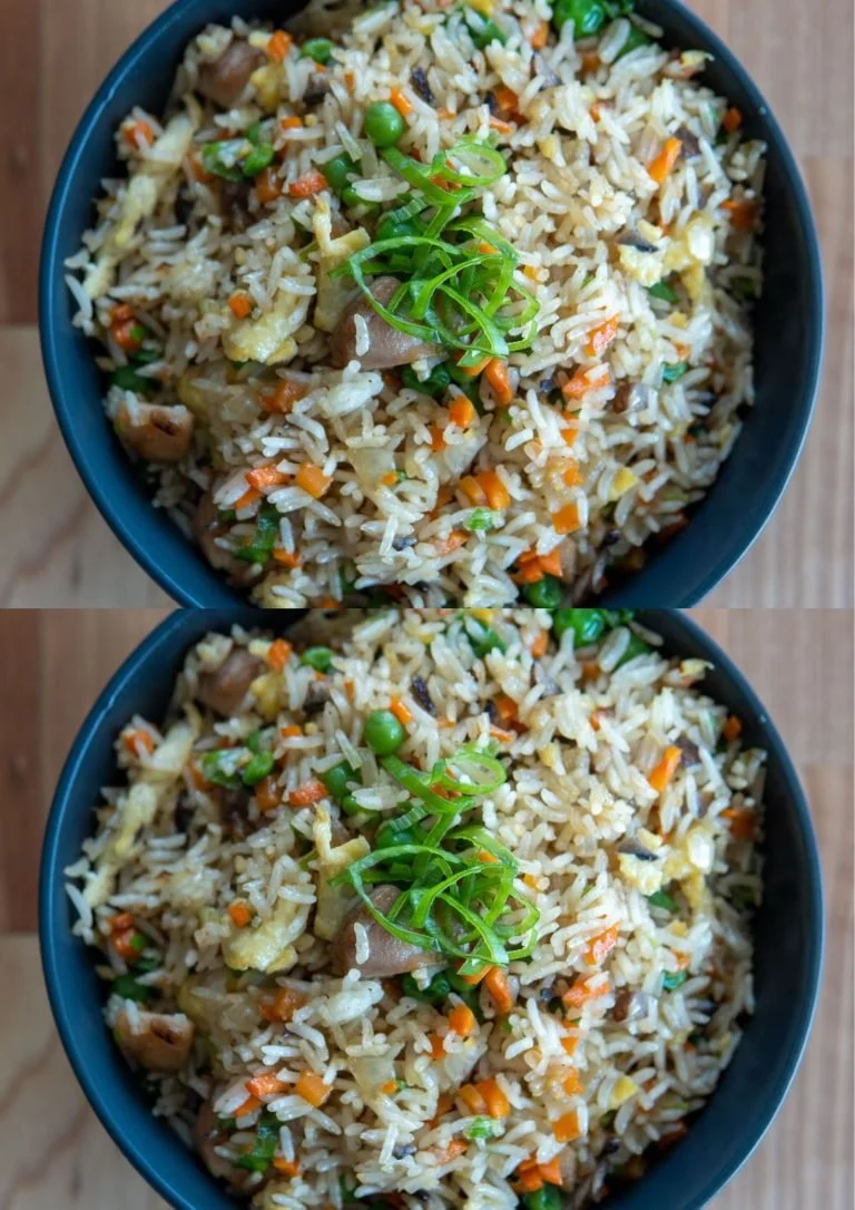 Authentieke Chinese fried rice met kip, heerlijk en smakelijk gerecht.