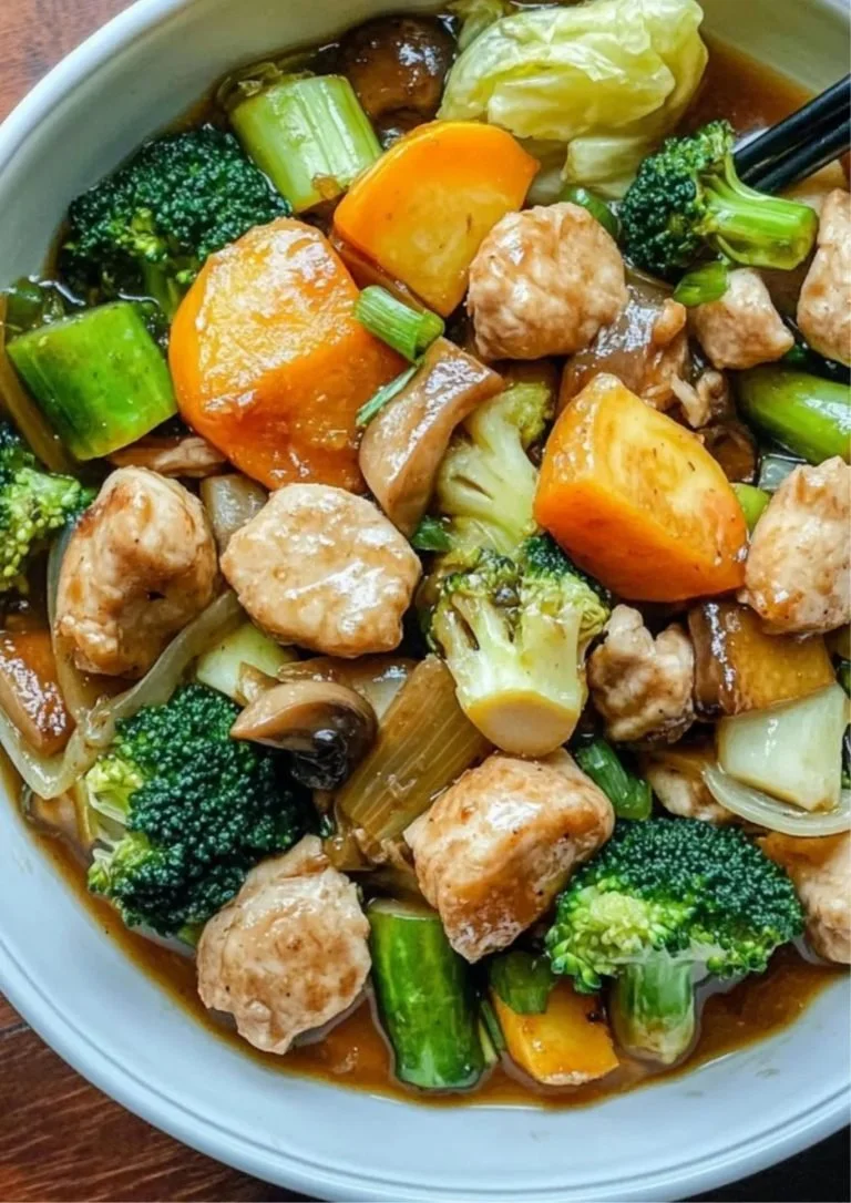 Authentieke Kip en Visbal Chop Suey met kleurrijke groenten en rijst