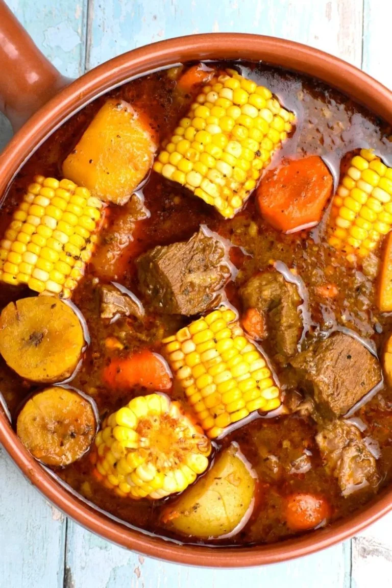 Authentieke Puerto Ricaanse Sancocho met groenten en vlees, traditioneel recept.