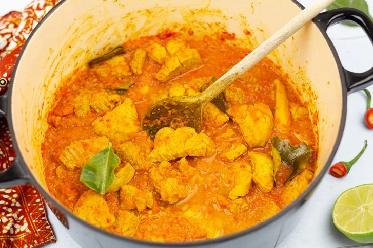 Heerlijk borden met babi rica rica, een traditioneel Indonesisch gerecht