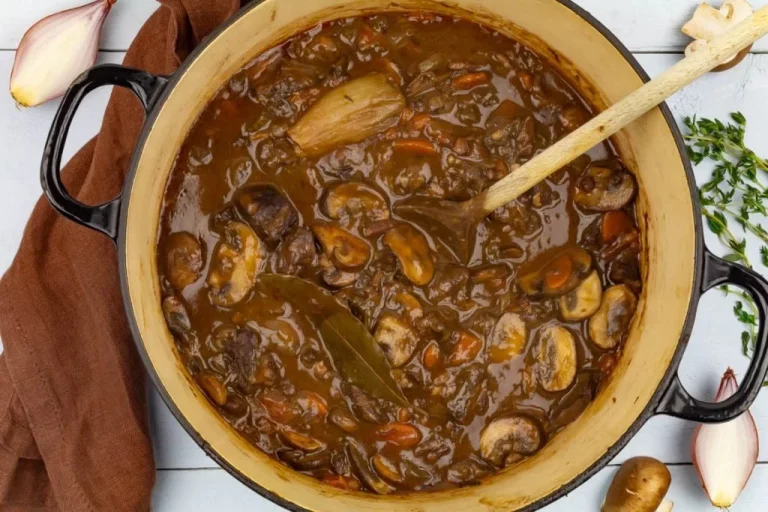 Traditioneel gerecht Boeuf bourguignon met rundvlees en rode wijn.