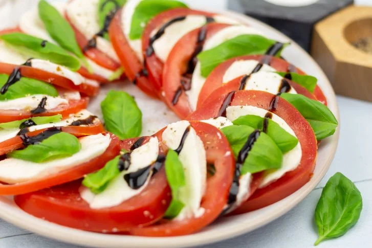 Heerlijke Caprese salade met mozzarella, tomaten en verse basilicum.