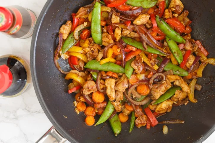 Heerlijke Chinese Wrap met kip en groenten, perfect voor een snelle maaltijd.