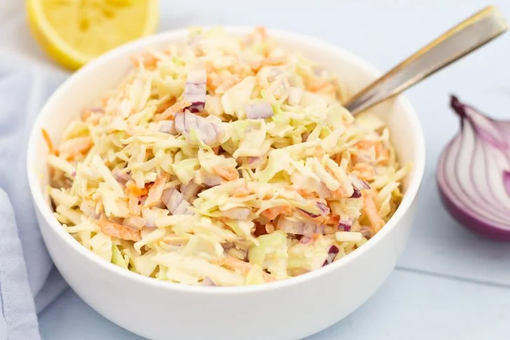 Vers gemaakte coleslaw in een schaal, ideaal als bijgerecht.