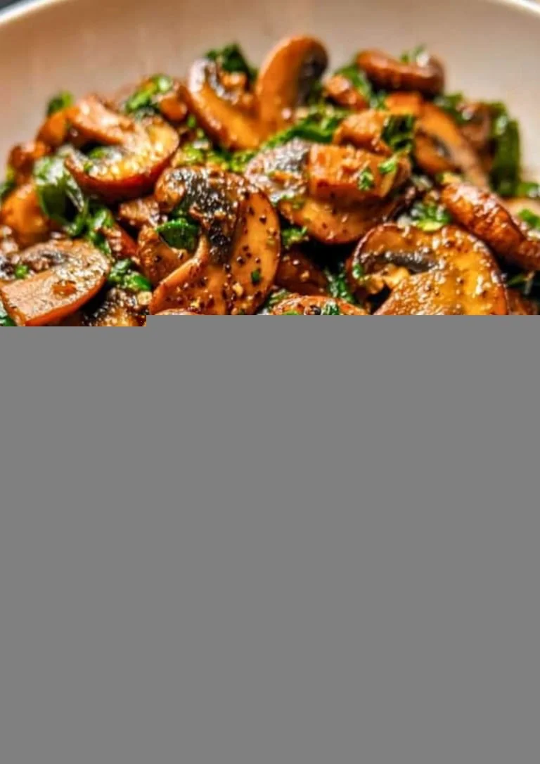 Gebakken champignons met spinazie in een pan, ideaal voor gezonde gerechten