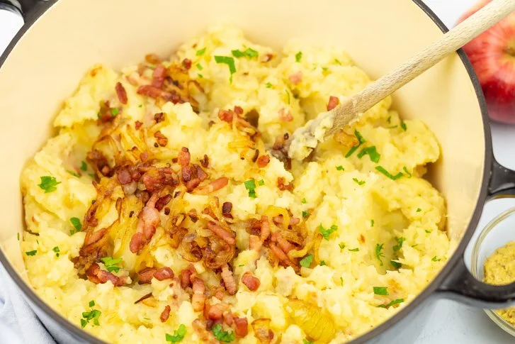 Hete bliksem: een smakelijke Nederlandse stamppot met aardappelen en appels.
