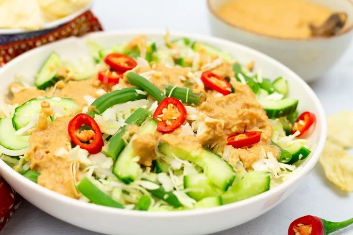 Verse Karedok salade met groenten en specerijen, een Indonesisch gerecht