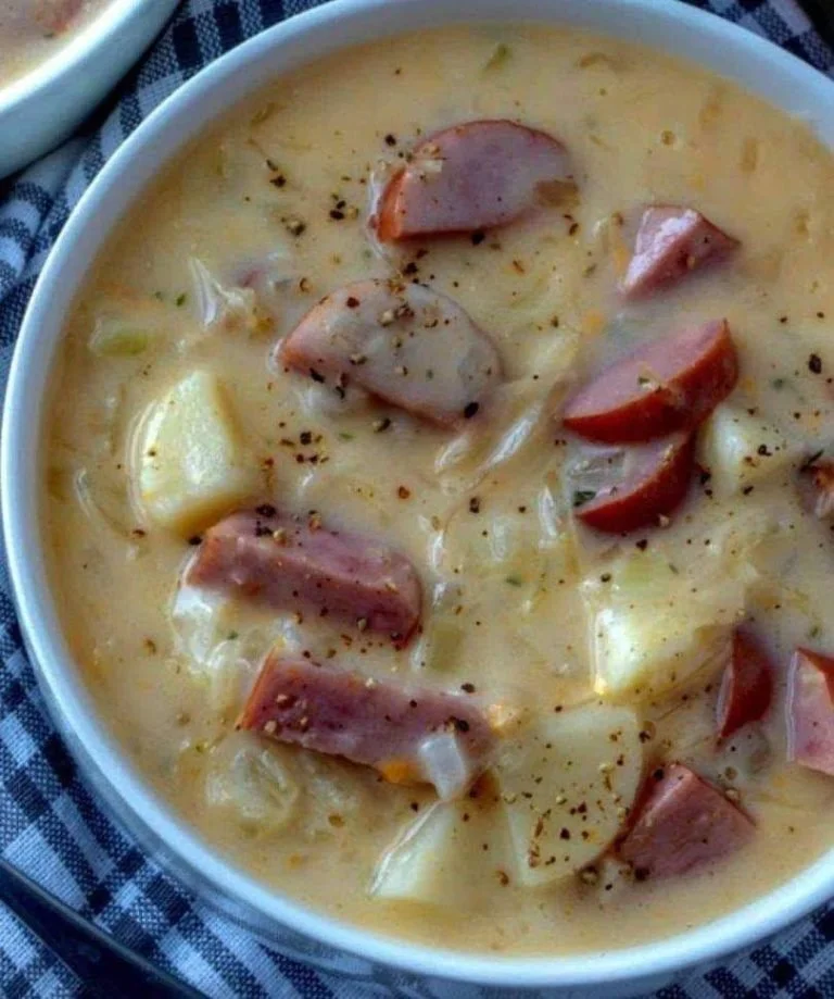 Een kom Kielbasa Soep met Aardappelen, rijkelijk gevuld en verwarmend.