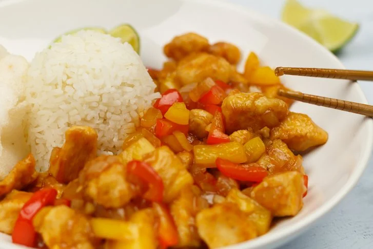 Kip in Chinese Zoetzure Saus gerecht met kleurrijke groenten.