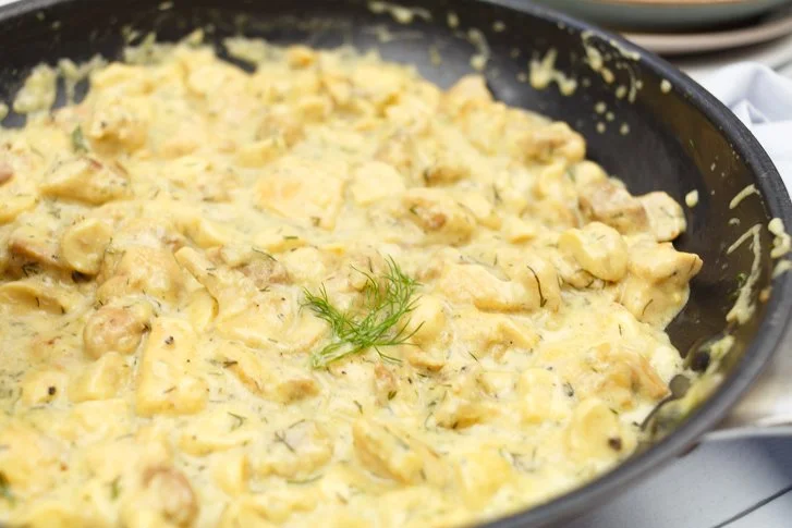 Kip met champignons in romige dillsaus, een heerlijk en eenvoudig recept.