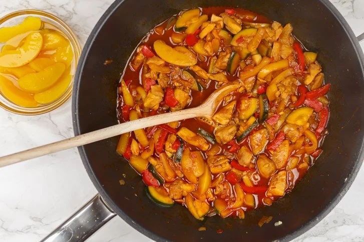 Recept van Kip Pilaf met Perzik, een smaakvolle maaltijd vol aroma.