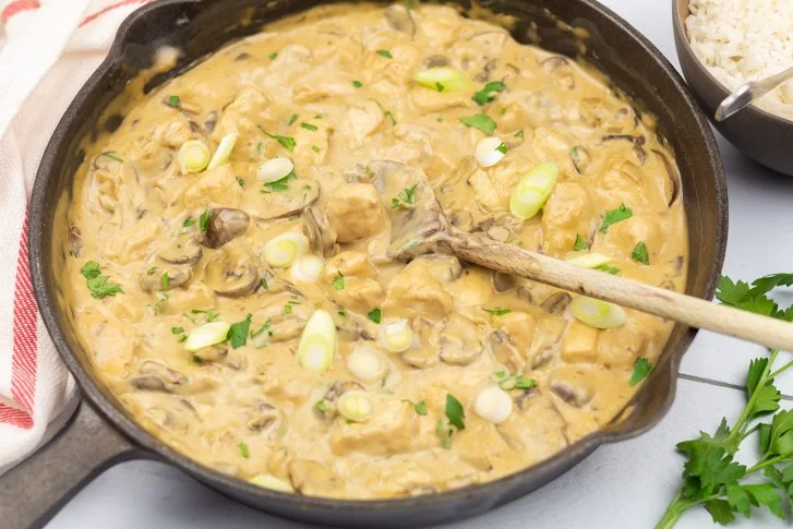 Heerlijke Kip Stroganoff in een romige saus met champignons en kruiden