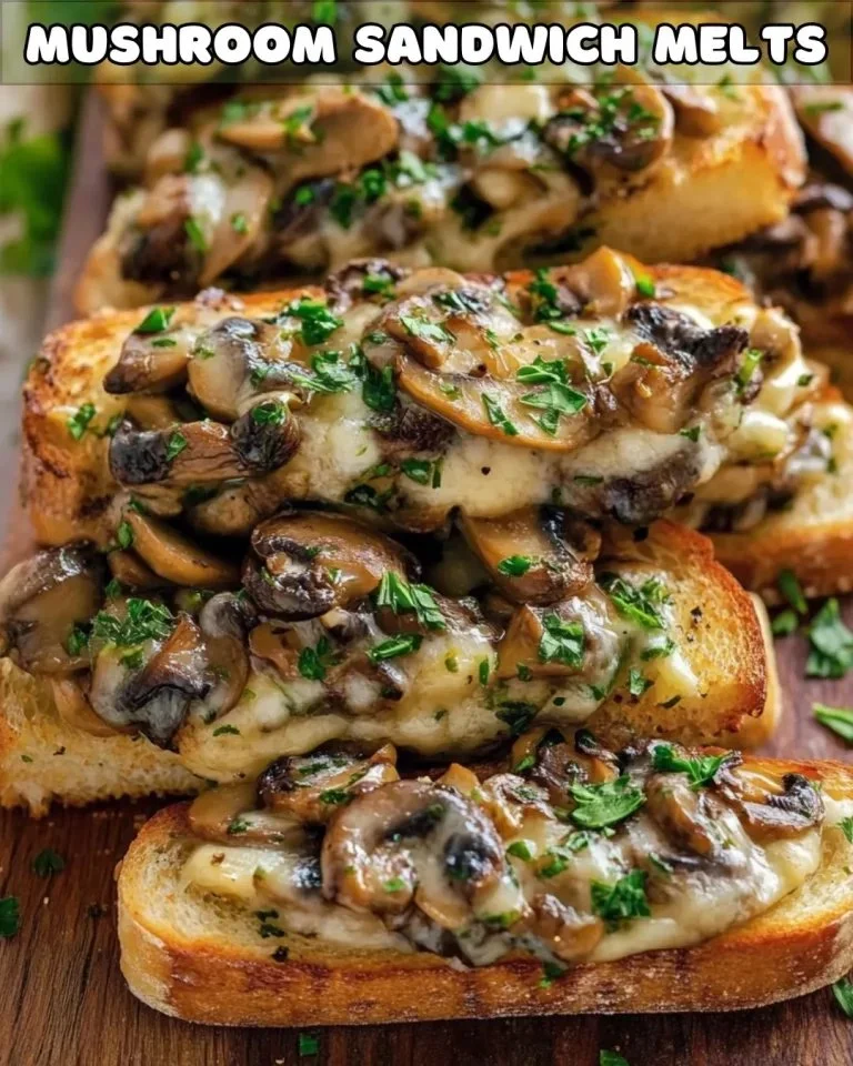 Luxe paddenstoelen beef sandwich smeltbrood met sappig rundvlees en gesmolten kaas.