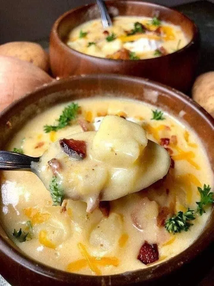 Luxueuze aardappelsoep met klassieke Amerikaanse toppings in een kom
