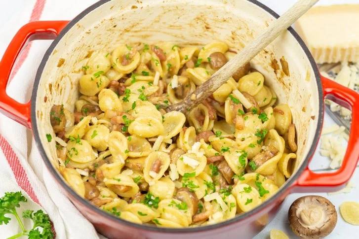Orecchiette met champignons en spek, een heerlijk pastagerecht