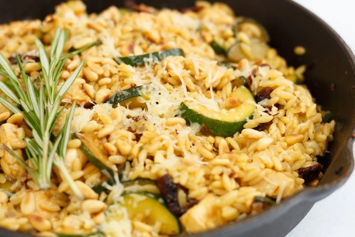 Smaakvolle orzo met courgette en Gruyère kaas, ideaal voor een gezonde maaltijd.
