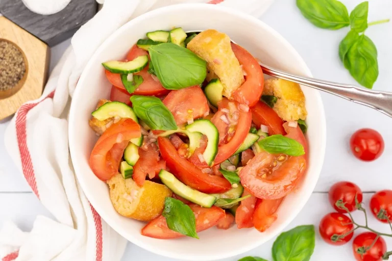 Kleurrijke Panzanella salade met tomaten, komkommer en basilicum