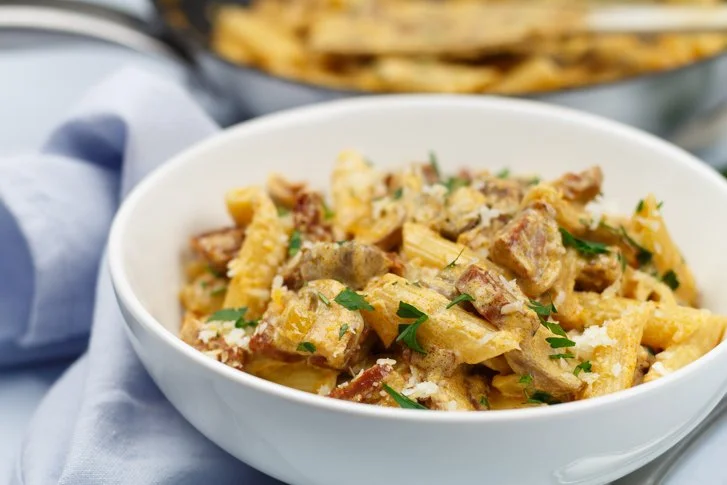 Heerlijke pasta met chorizo en champignons op een bord