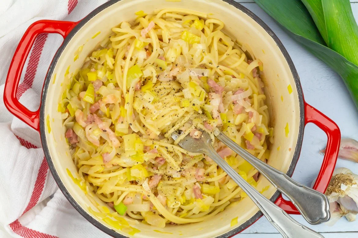 Pasta met spek en prei, een smakelijk en eenvoudig recept.