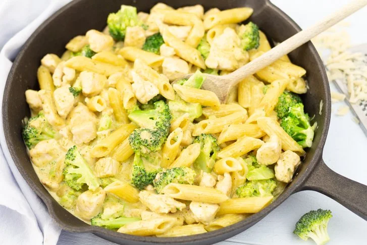 Pasta met kip en broccoli in romige pestosaus