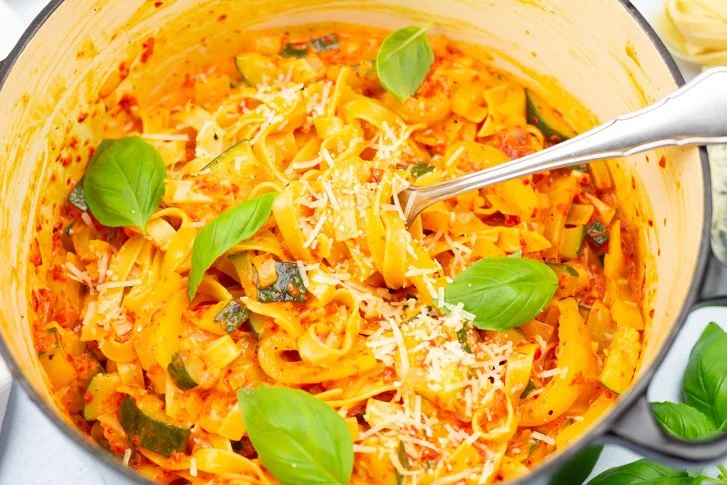 Pasta met gegrilde pepersaus, kleurrijk en smakelijk gerecht.