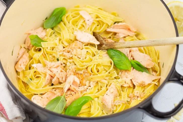 Heerlijke pasta met zalm en truffelolie op een bord