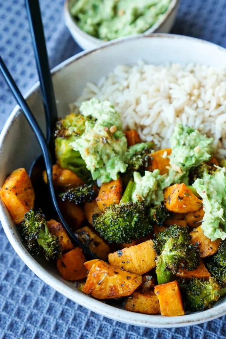 Geroosterde zoete aardappelen met broccoli op een bord