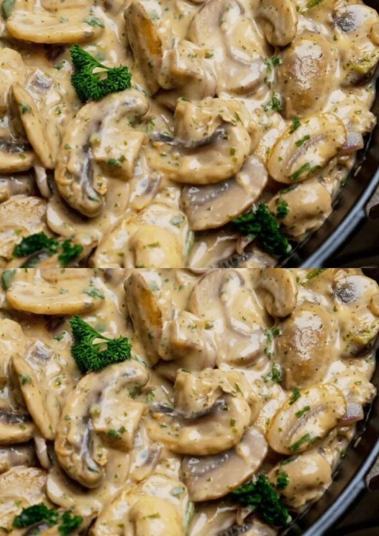 Perfecte varkenshaas met romige champignonsaus op een bord