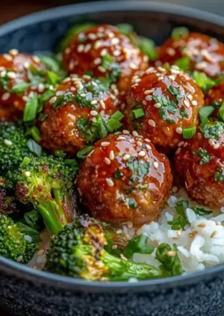 Plakkerige Mongoolse gehaktballetjes met broccoli op een bord.