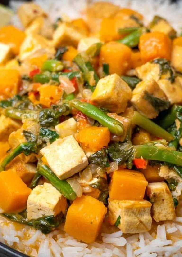 Pompoen tofu curry met groenten en specerijen in een kom.