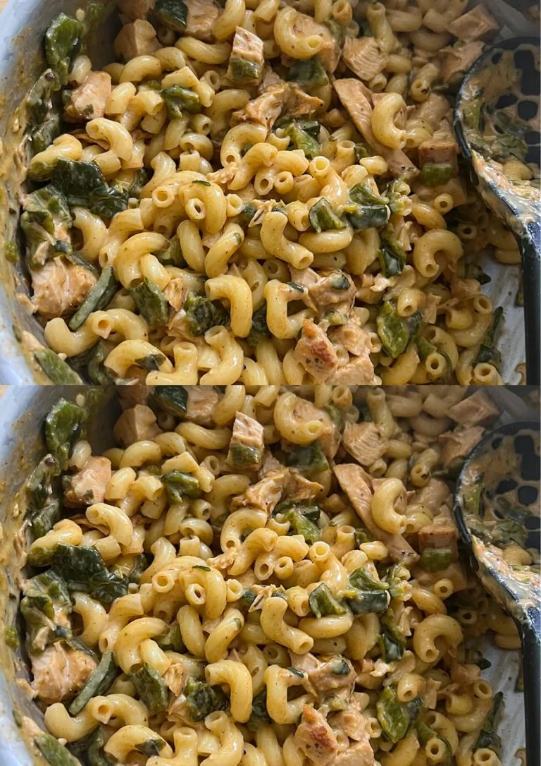 Romige groene chile macaroni en kaas met kip en witte cheddar