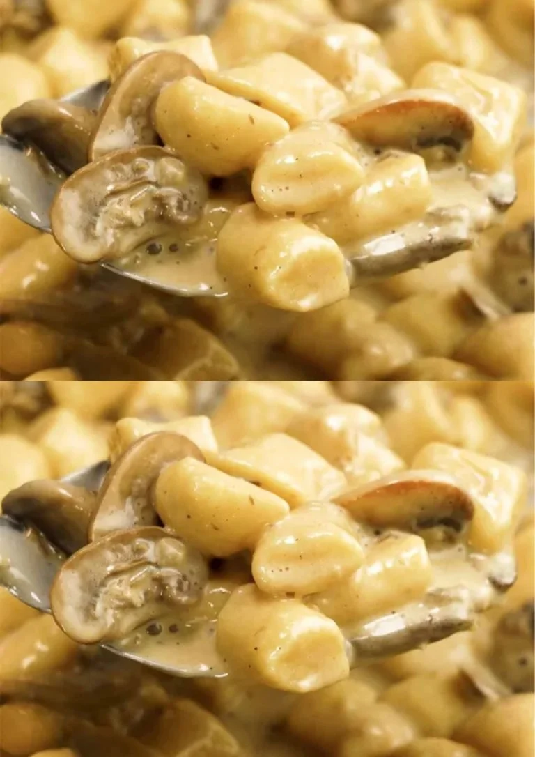Romige ricotta gnocchi met champignonsaus op een bord, perfect voor een diner.