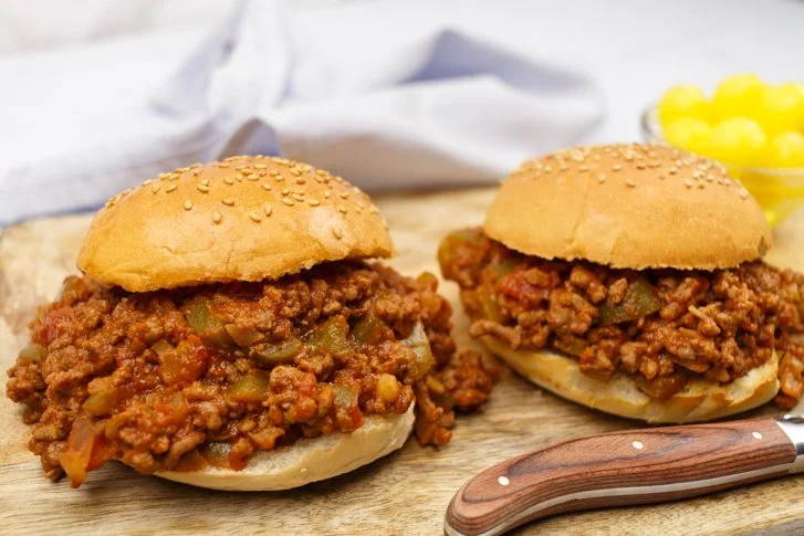Heerlijke Sloppy Joe's geserveerd met een zachte broodje.