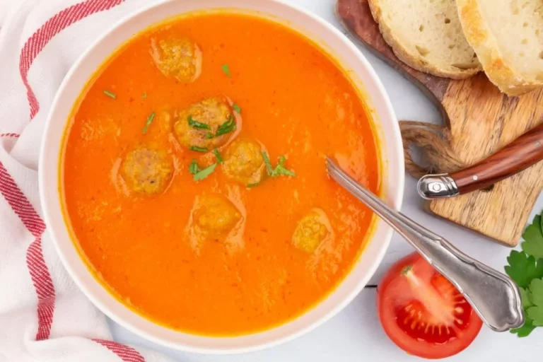 Tomatensoep met gehaktballetjes in een kom, perfect voor een gezellige maaltijd.