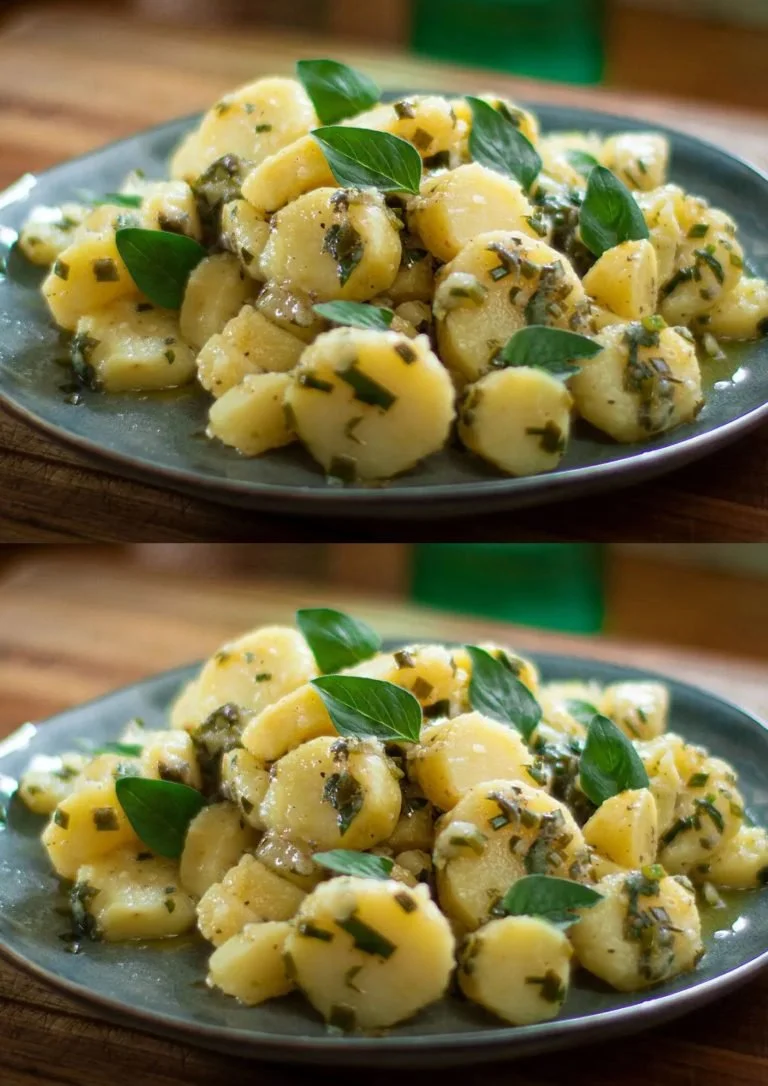 Traditionele Italiaanse aardappelsalade met verse ingrediënten en kruiden