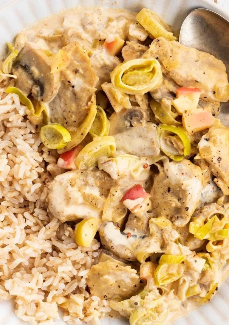 Vegetarische curry met plantaardige kippenstukjes in een kleurrijke kom