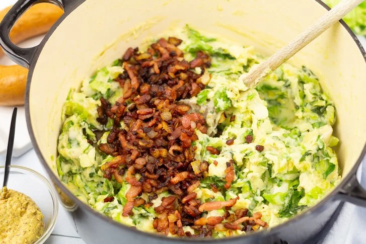 Witlofmash met bacon gerecht op een bord, kleurrijke presentatie.