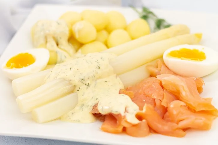 Witte Asperges met Gerookte Zalm en Mosterd-Dille Saus op een bord