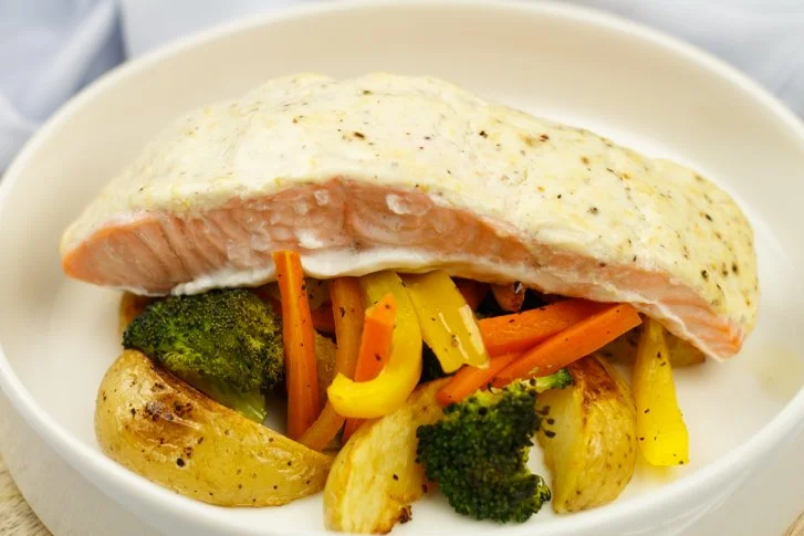 Zalm met Parmezaanse kaas en mosterd op een bord