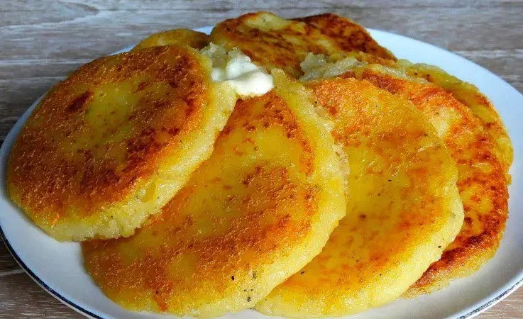 Aardappel Mozzarella Pannenkoeken op een bord met groene kruiden