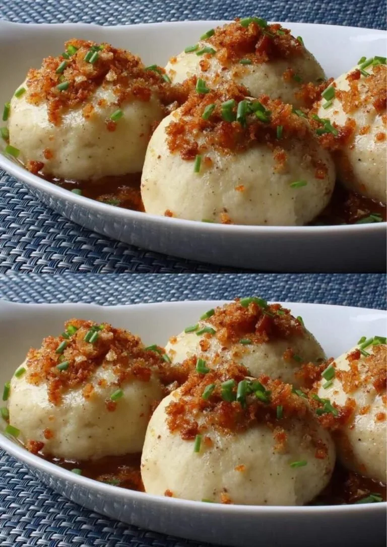 Aardappelknödel, traditionele Duitse Kartoffelklöße met een zachte textuur.