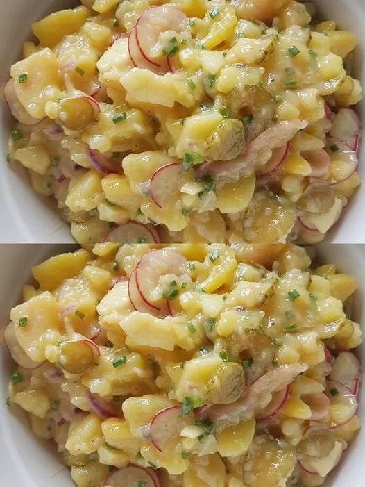 Heerlijke aardappelsalade met verse ingrediënten en een lekkere dressing.