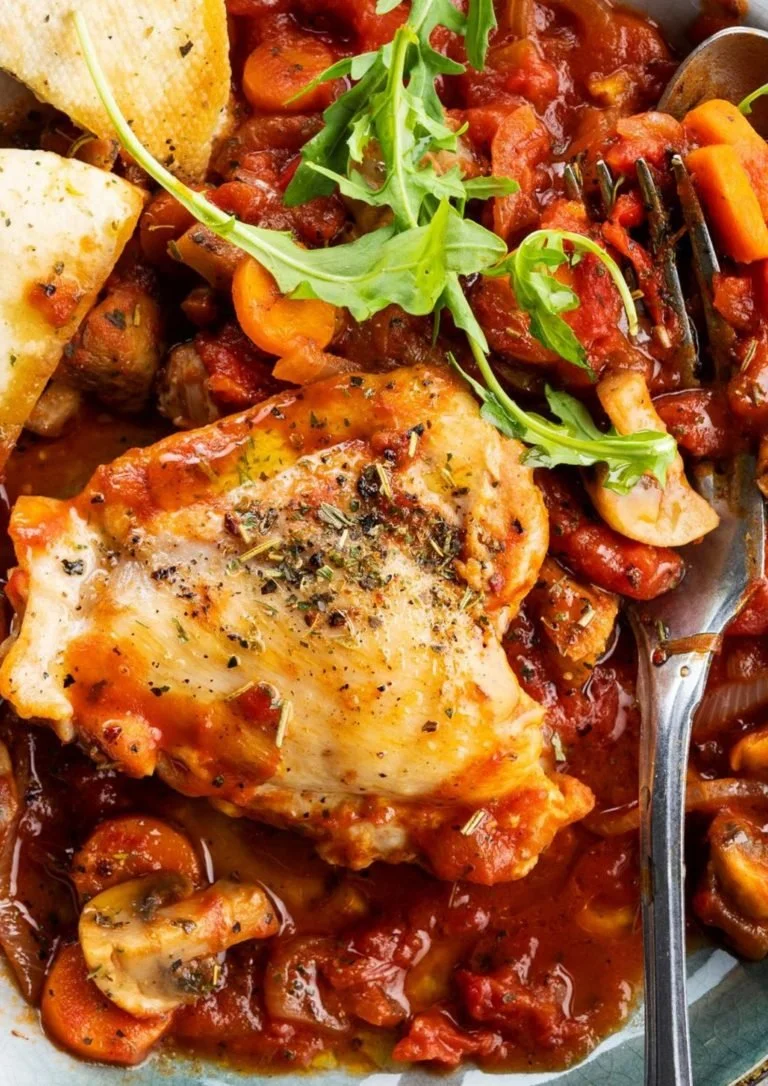 Authentieke Kip Cacciatore met groenten en kruiden in een pan