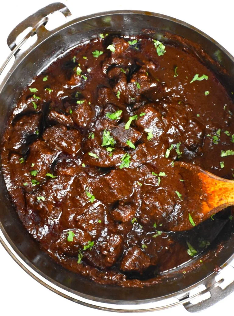 Een bord met Authentieke Mexicaanse Chili Colorado vol smaak en kleur.