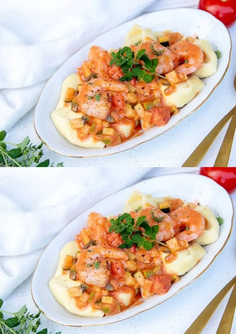 Authentieke tortellini met romige tomatensaus en scampi, een heerlijk Italiaans gerecht.