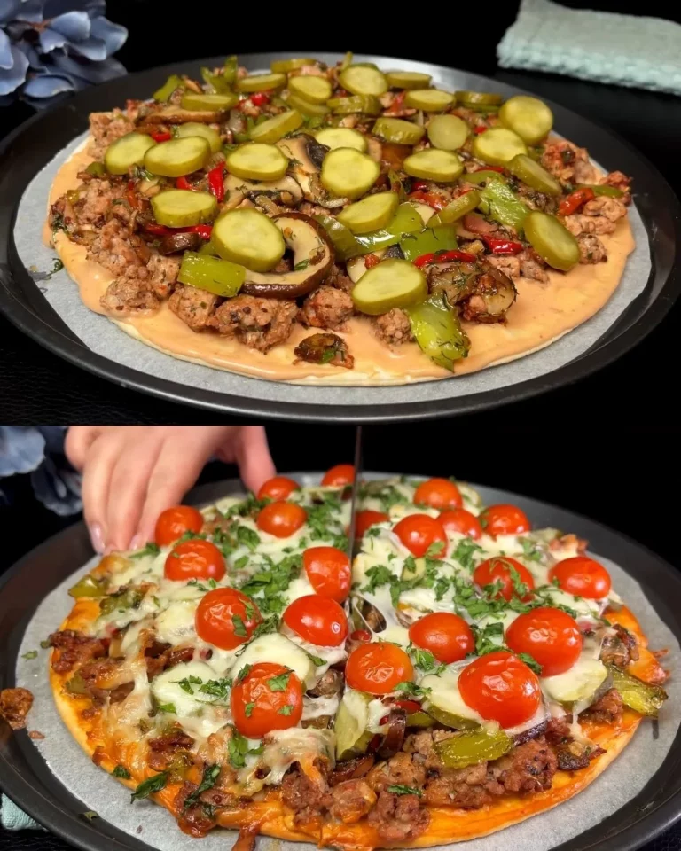 Baconpizza met rundvlees, paprika en champignons on a wooden serving board