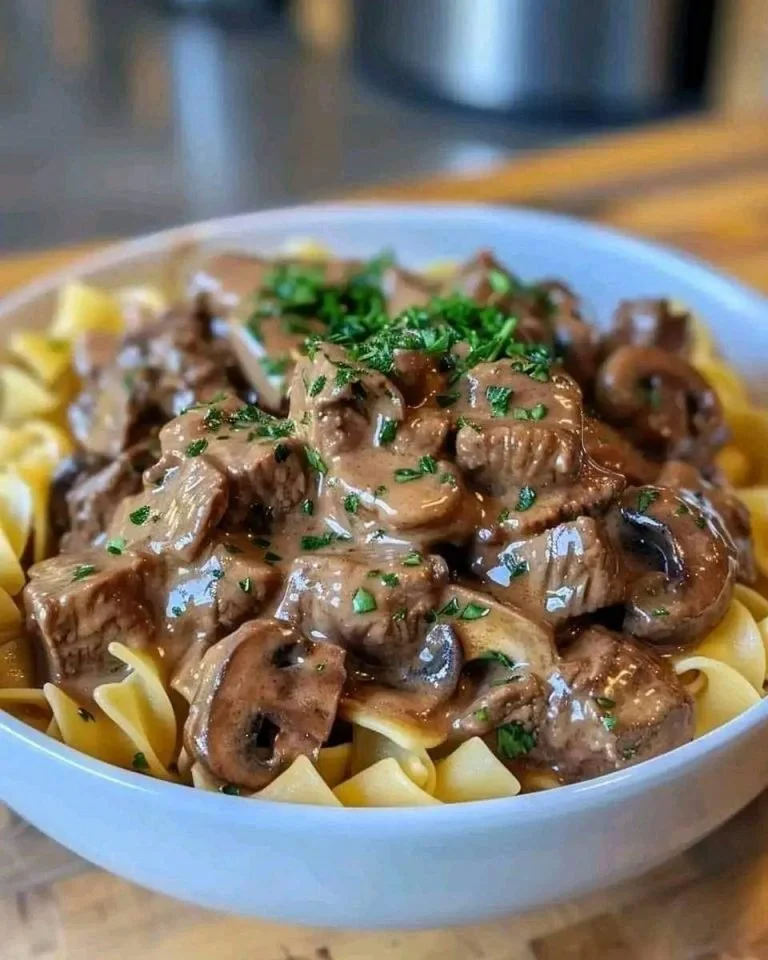 Een heerlijk bord Biefstuk Stroganoff met champignons en roomsaus